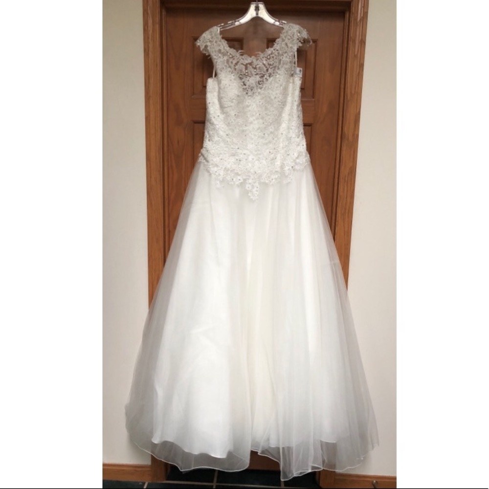 NWT Ivory Wedding Dress